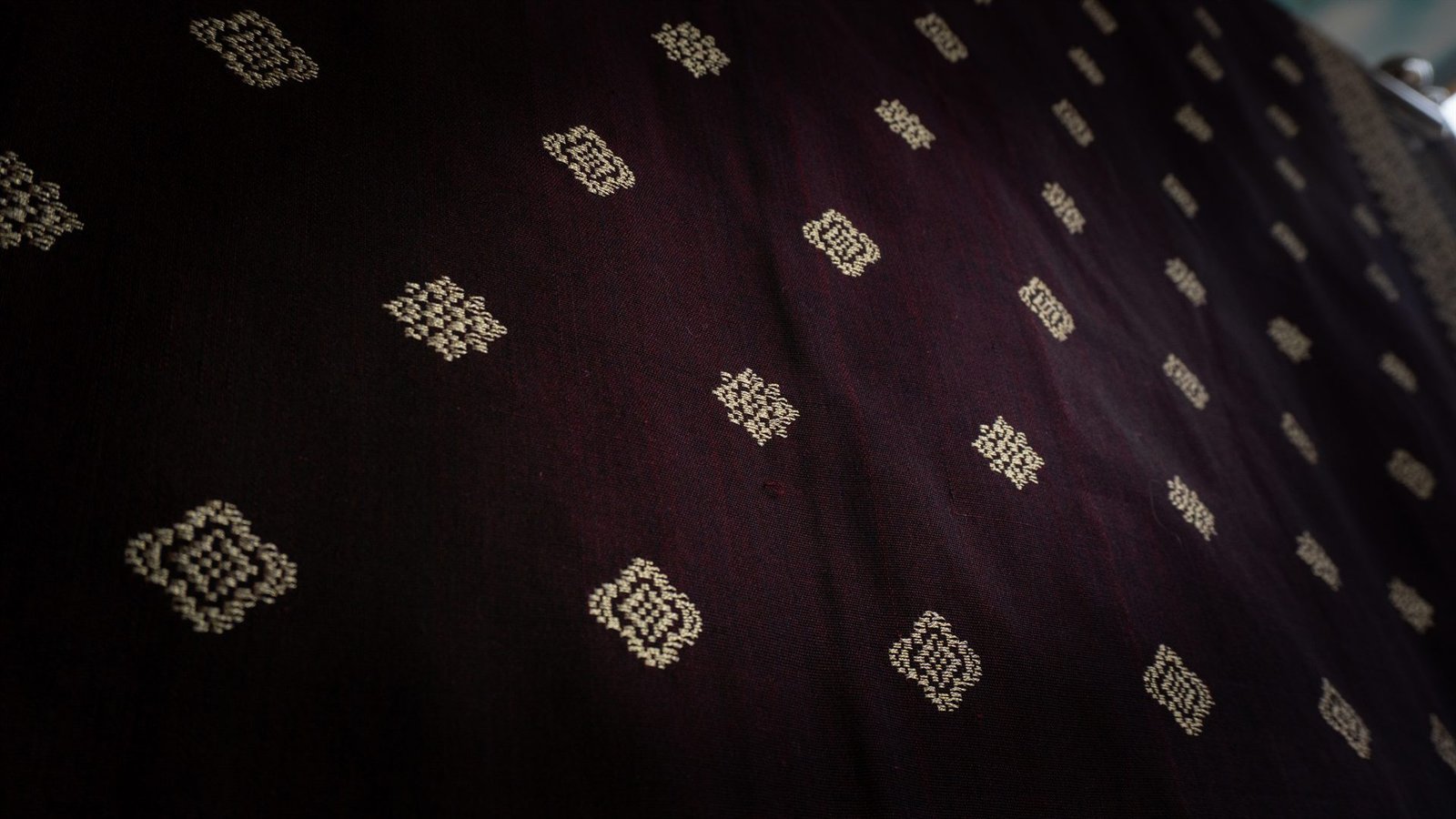 MOTIF KUNO 3 (TIGA) BUNGA BERTABUR